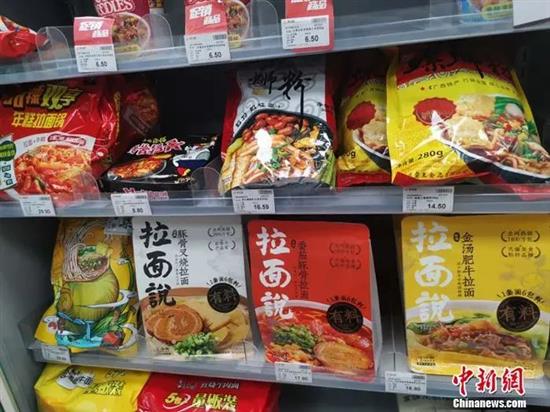 北京一家便利店内，陈列着拉面说等速食产品。谢艺观 摄